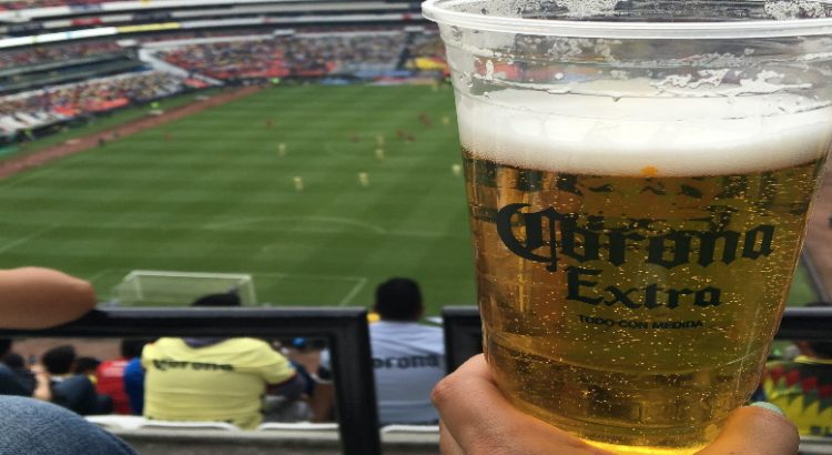 Morena busca prohibir la cerveza en los estadios de futbol