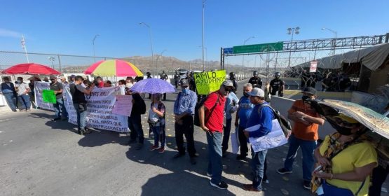 Ex ferrocarrileros bloquearon el Puente Internacional en Juárez