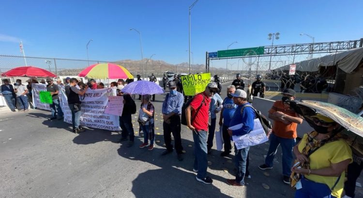 Ex ferrocarrileros bloquearon el Puente Internacional en Juárez