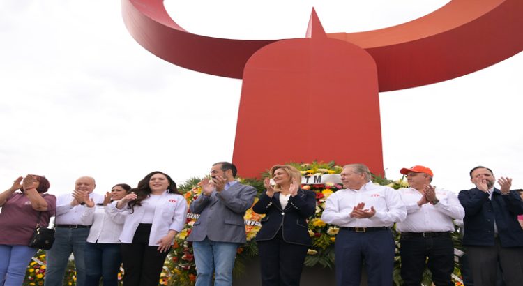 Realizan Guardia de Honor en conmemoración por el Día del Trabajo