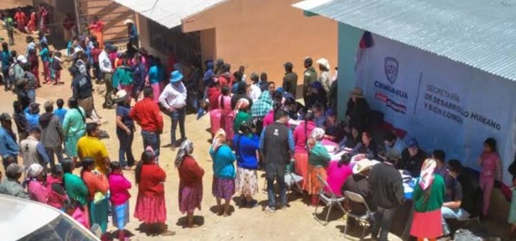 Entregan apoyos alimenticios y estufas ecológicas en Guadalupe y Calvo