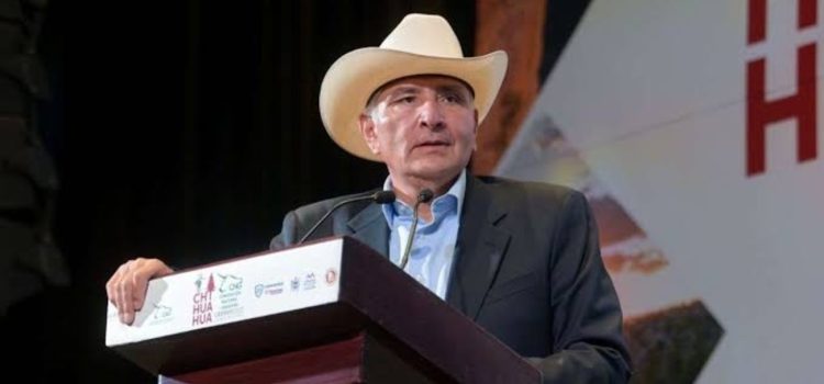 Abuchean a Adán Augusto López en la Convención Nacional Ganadera de Chihuahua