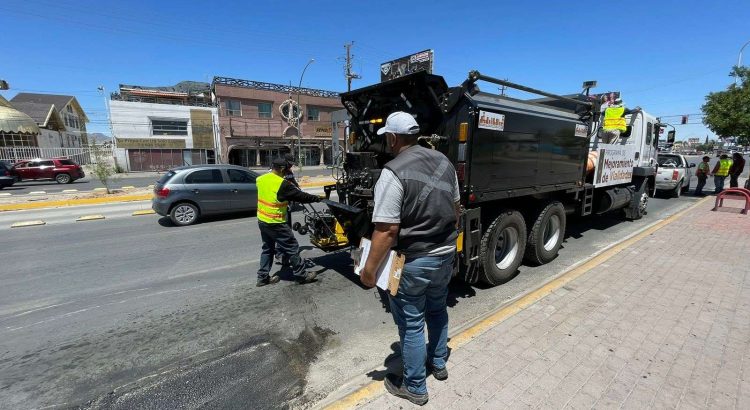 Brigadas reparan vialidades de ciudad Juárez