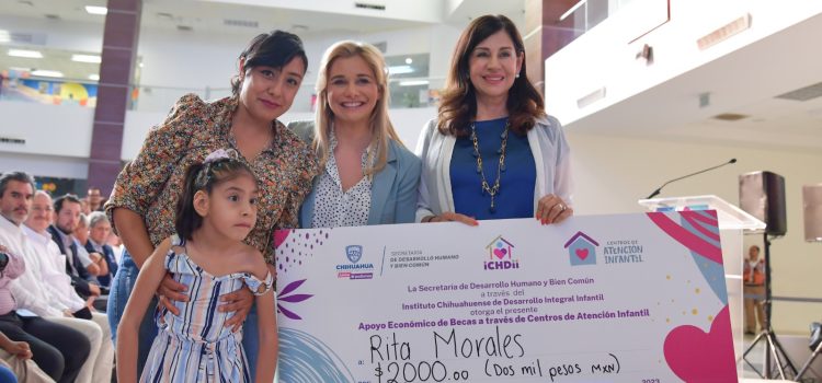 Entregan becas a madres beneficiarias de las Estancias Infantiles en Juárez