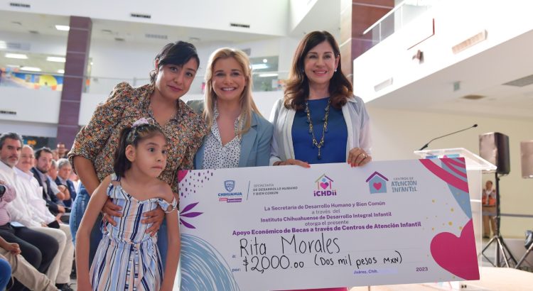 Entregan becas a madres beneficiarias de las Estancias Infantiles en Juárez