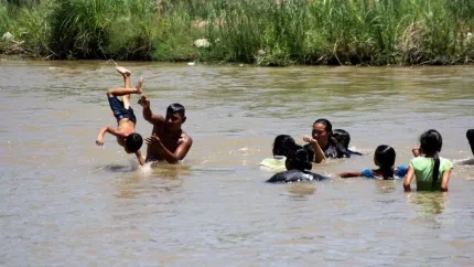 Familias en Ciudad Juárez utilizan el Río Bravo como balneario