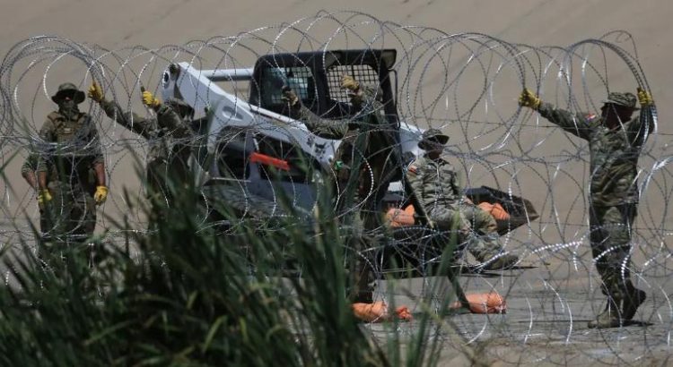 Texas reforzó barrera de alambre frente a Juárez