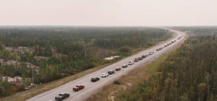 Huyen miles de los incendios en el norte de Canadá