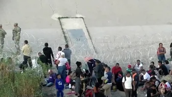 Alrededor de 100 migrantes llegan a la puerta 28 del muro fronterizo entre Juárez y El Paso