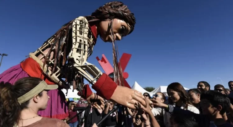 La “pequeña Amal” lleva esperanza a los migrantes en Ciudad Juárez