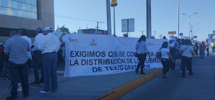 Maestros se manifiestan en Ciudad Juárez