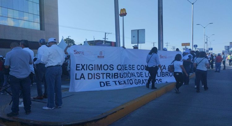 Maestros se manifiestan en Ciudad Juárez