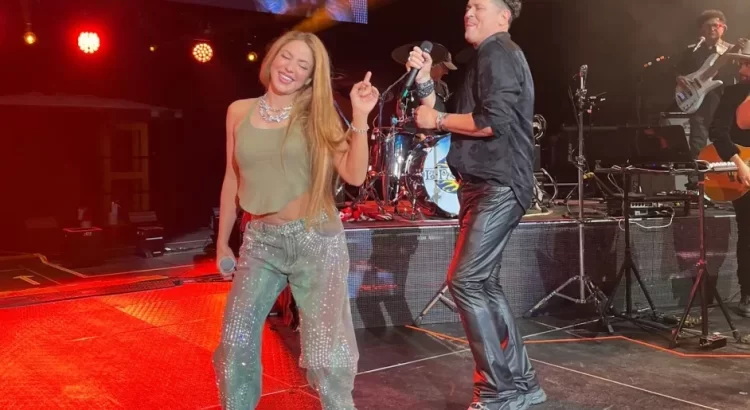 Shakira sorprende a Carlos Vives en pleno show