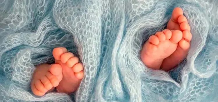 Dio a luz a gemelos… con 22 días de diferencia Dio a luz a gemelos… con 22 días de diferencia