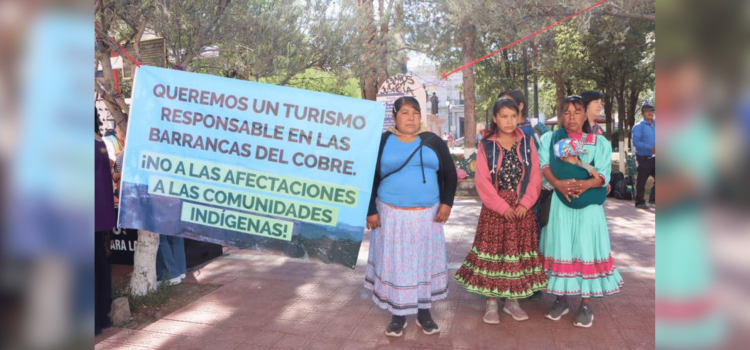 Se manifiestan indígenas frente a Palacio de Gobierno; exigen turismo responsable en Barrancas del Cobre