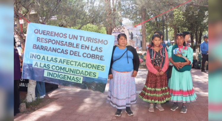 Se manifiestan indígenas frente a Palacio de Gobierno; exigen turismo responsable en Barrancas del Cobre