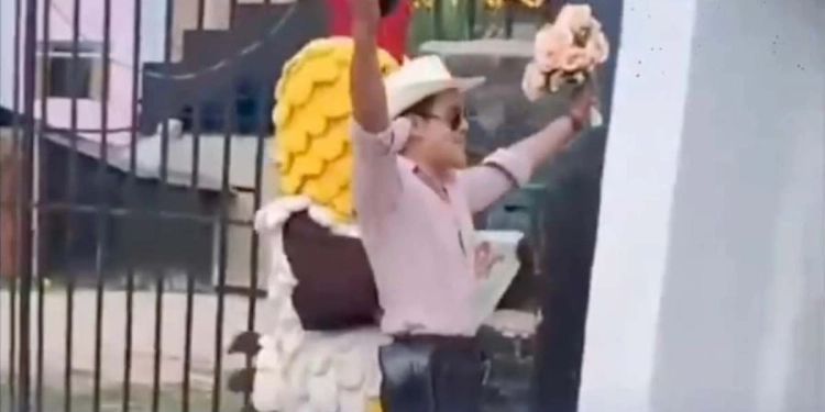[VIDEO] Policía obsequia flores para arrestar a fugitiva