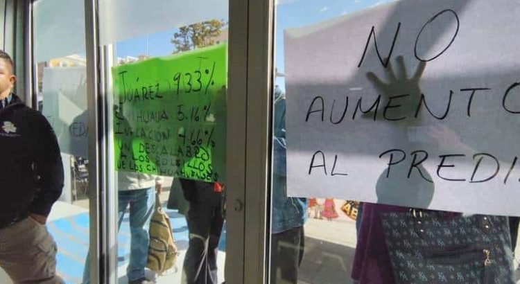 “Escuchen al pueblo, no queremos aumento al predial”: Se manifiestan Los de Abajo Organizados “Escuchen al pueblo, no queremos aumento al predial”: Se manifiestan Los de Abajo Organizados