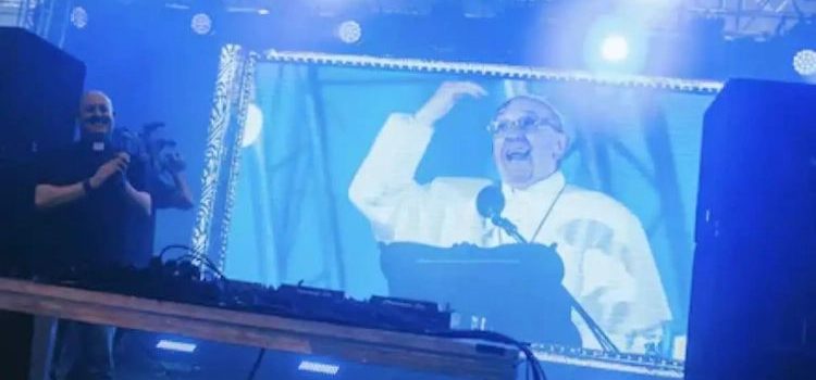 [VIDEO] ¿Misa o rave?, ¿sacerdote o DJ?