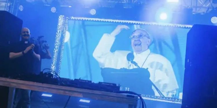 [VIDEO] ¿Misa o rave?, ¿sacerdote o DJ?