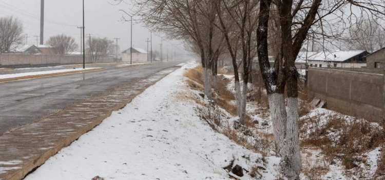Nieva en 17 municipios y cierran 5 tramos carreteros en la entidad