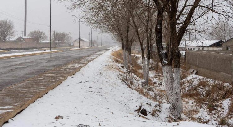Nieva en 17 municipios y cierran 5 tramos carreteros en la entidad