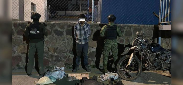 Detienen a hombre con 43 paquetes de explosivos en Chihuahua
