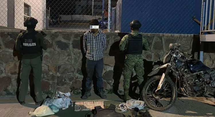 Detienen a hombre con 43 paquetes de explosivos en Chihuahua