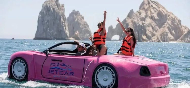 Convertible rosa surca las aguas de El Médano Convertible rosa surca las aguas de El Médano