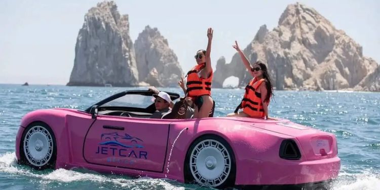 Convertible rosa surca las aguas de El Médano