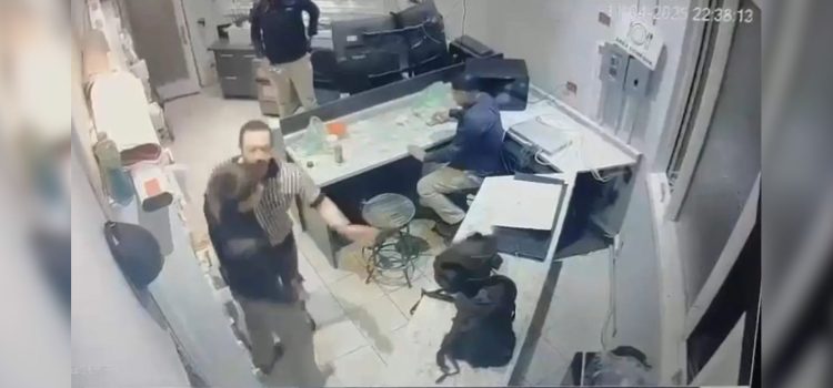 Sujetos armados amenazan y golpean a guardias en fraccionamiento en Chihuahua Sujetos armados amenazan y golpean a guardias en fraccionamiento en Chihuahua