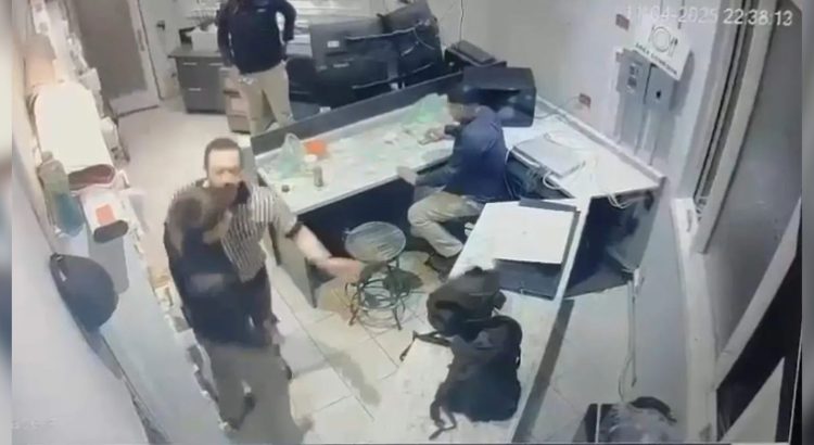 Sujetos armados amenazan y golpean a guardias en fraccionamiento en Chihuahua