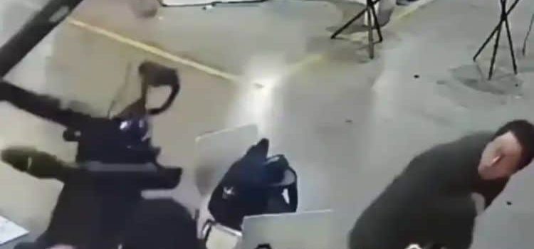 Robot se vuelve “loco” y agrede a sus creadores
