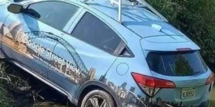 Apedrean auto de Google Maps por creer que atrae huracanes