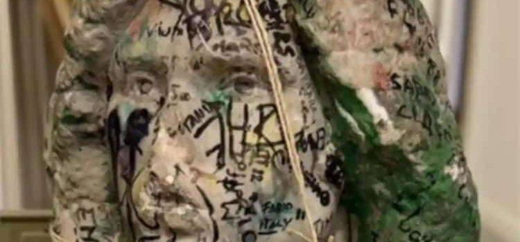 En cateo, y por casualidad hallan busto robado de la tumba de Jim Morrison En cateo, y por casualidad hallan busto robado de la tumba de Jim Morrison