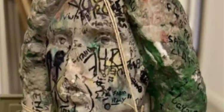 En cateo, y por casualidad hallan busto robado de la tumba de Jim Morrison