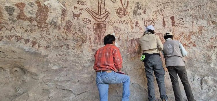 El INAH conserva y restaura valiosas pinturas rupestres en cueva del norte del estado de Chihuahua El INAH conserva y restaura valiosas pinturas rupestres en cueva del norte del estado de Chihuahua