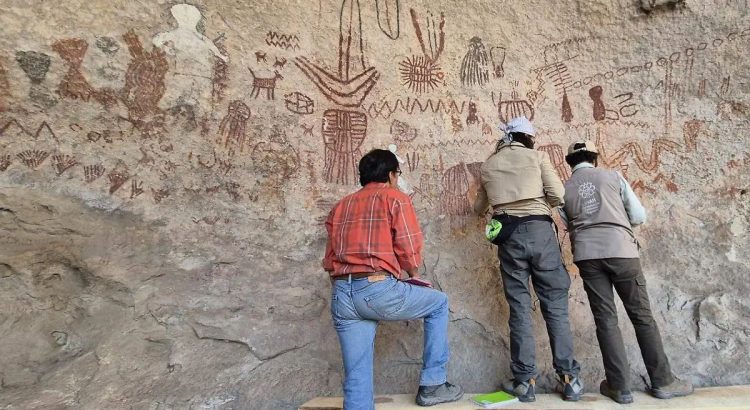 El INAH conserva y restaura valiosas pinturas rupestres en cueva del norte del estado de Chihuahua