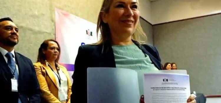 Exabogada del “Chapo” recibe su constancia de mayoría