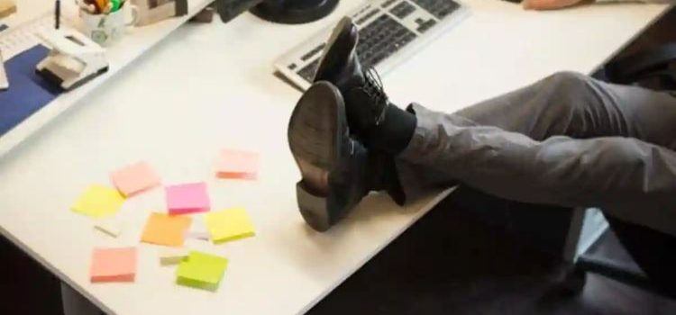 Jóvenes pagan por fingir que trabajan Jóvenes pagan por fingir que trabajan