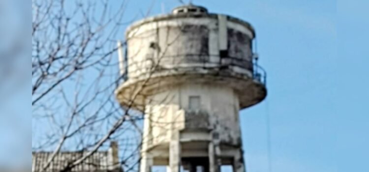 Hombre escala tanque de agua en Chihuahua; muere tras caer desde gran altura Hombre escala tanque de agua en Chihuahua; muere tras caer desde gran altura